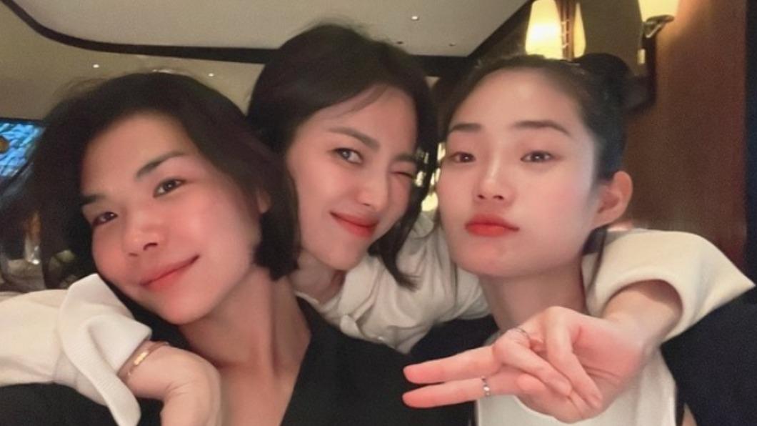 如同齡姊妹！宋慧喬合影小15歲嫩模　凍齡美貌打臉酸民