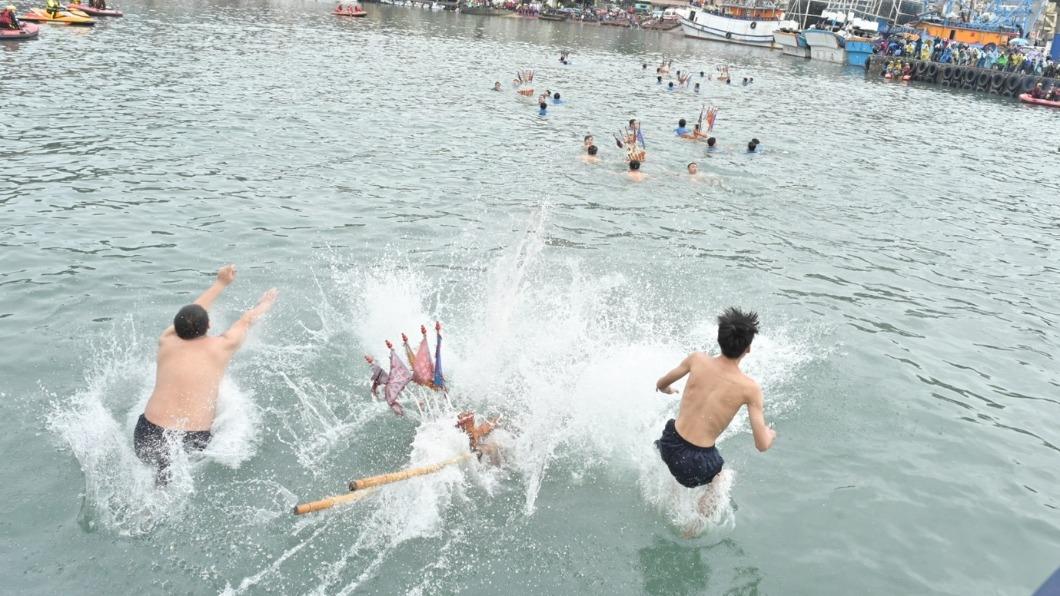 現場報名的民眾就多達了200人參與 (圖/萬里區公所提供)