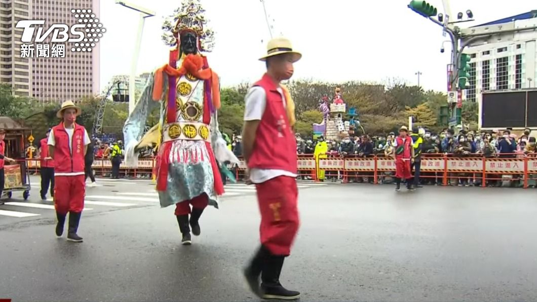 特別邀請百年的文資團體百年文資團隊「台北稻江靈安社」開路,由北管為臺灣歷史最悠久的謝、范二將軍開道、氣勢磅薄。(圖/TVBS)