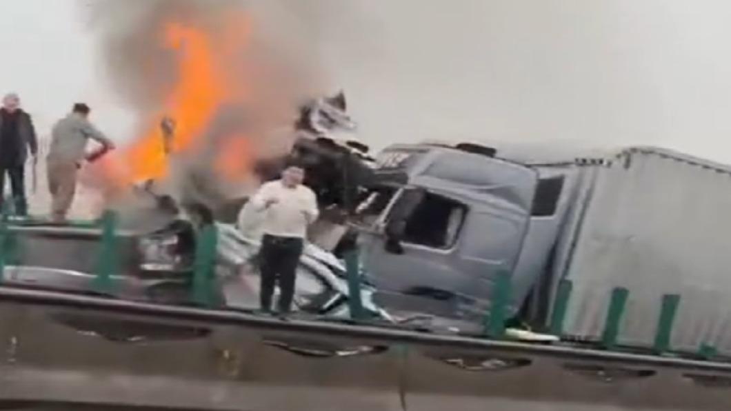 車輛全疊在一起形成廢鐵。(圖/翻攝自《人民網》微博)