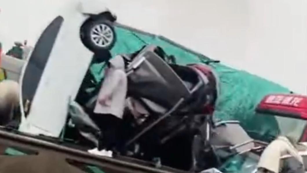 高速公路恐怖追撞16死66傷!陸網瘋傳「車疊車」煉獄火海景象
