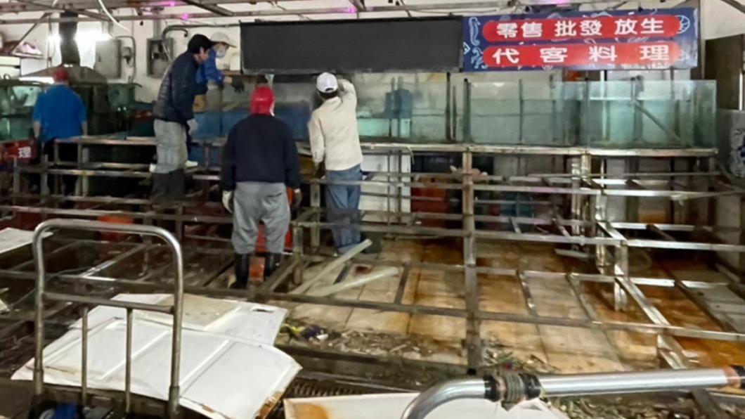 基隆市府出手了 八斗子買帝王蟹卻發臭 市府斷攤商水電解約