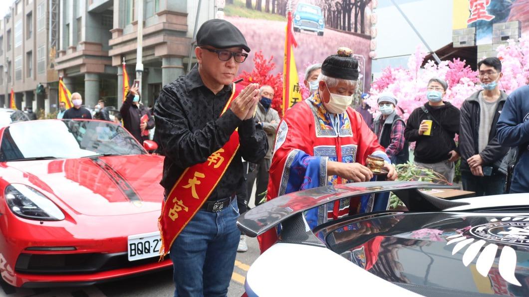 好香!台中12輛超跑「過火祈福」 一字排開總價破2億