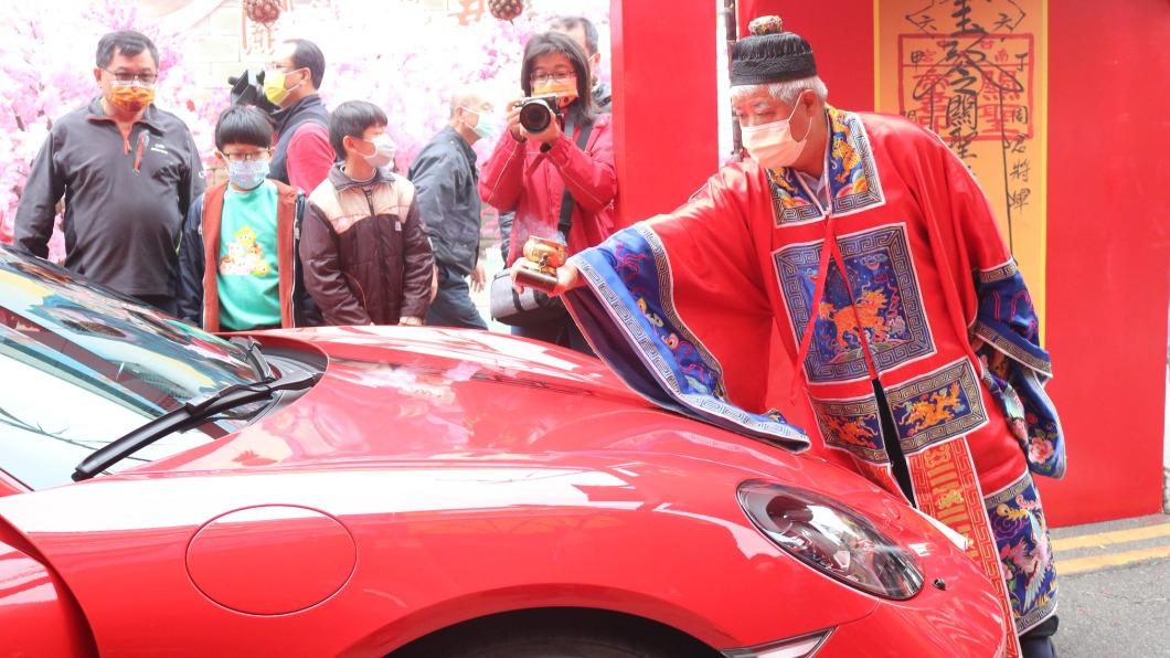 過火儀式由車頭開始。(圖/翻攝自台中南天宮臉書)