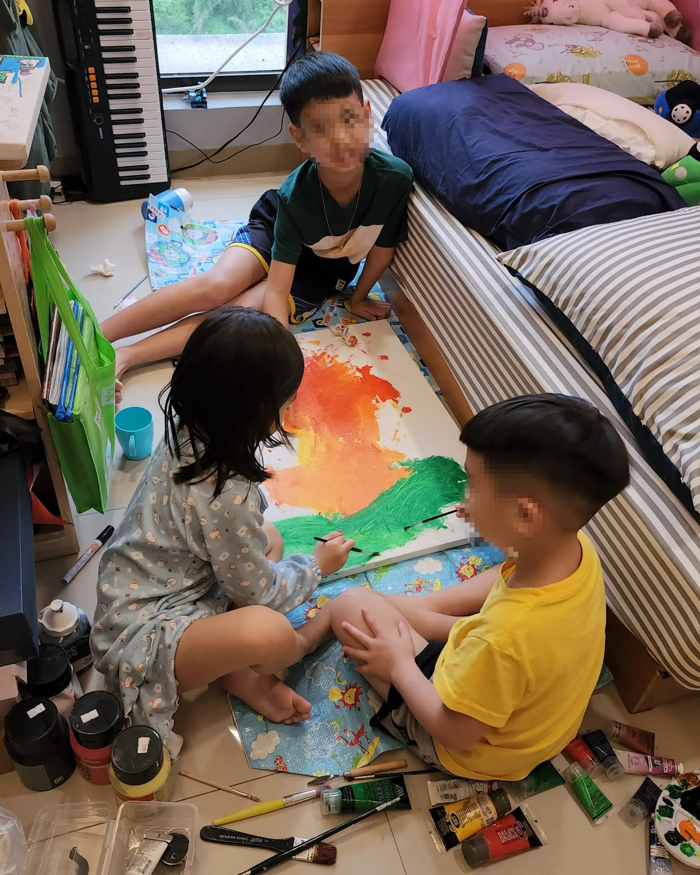 孩子們不再用3C,選擇畫畫。(圖/翻攝自黃小柔臉書)
