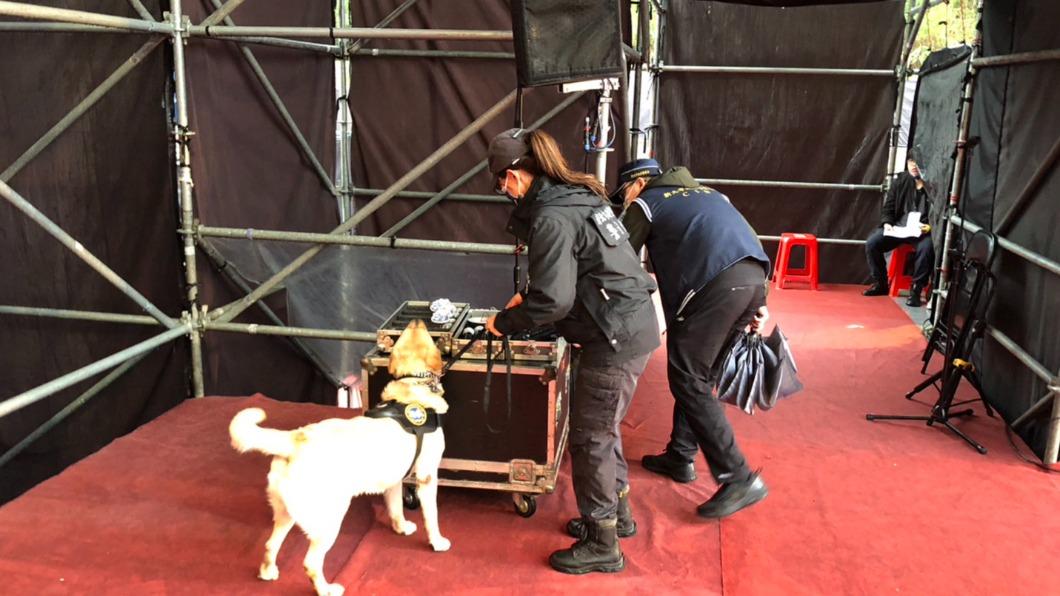 警犬隊也會在活動開始前到場安檢,針對會場及週邊搜尋有無違禁品 (圖/瑞芳分局提供)