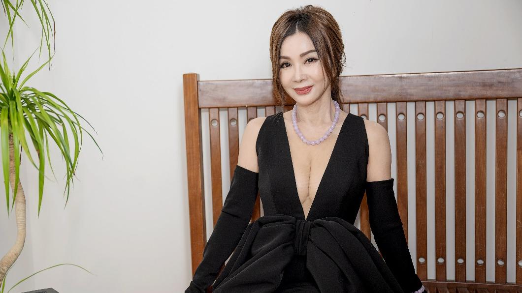 陳美鳳罕見談「他」表情幸福! 深V放送超猛頭燈爆喜訊