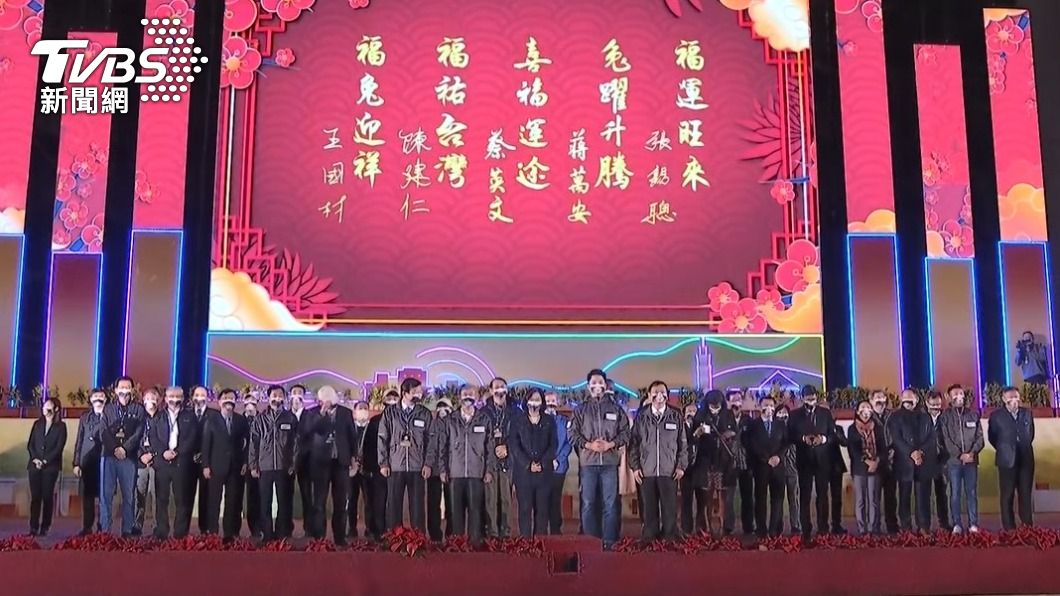 台灣燈會開燈儀式,柯文哲站在畫面最右邊。(圖/TVBS)