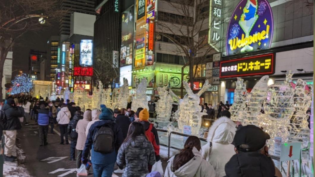 北海道札幌雪祭最後一天 遊客湧現.貓巴士肺部雪雕引話題