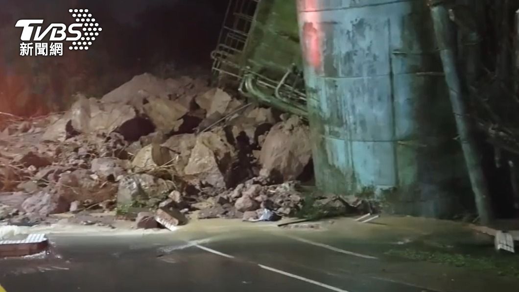 陽金公路晚間土石崩塌!自來淨水廠遭吞噬 驚悚畫面曝