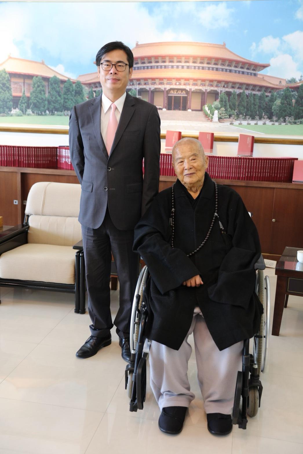 高雄市長陳其邁與星雲大師過去的合影。(圖/翻攝自陳其邁臉書)