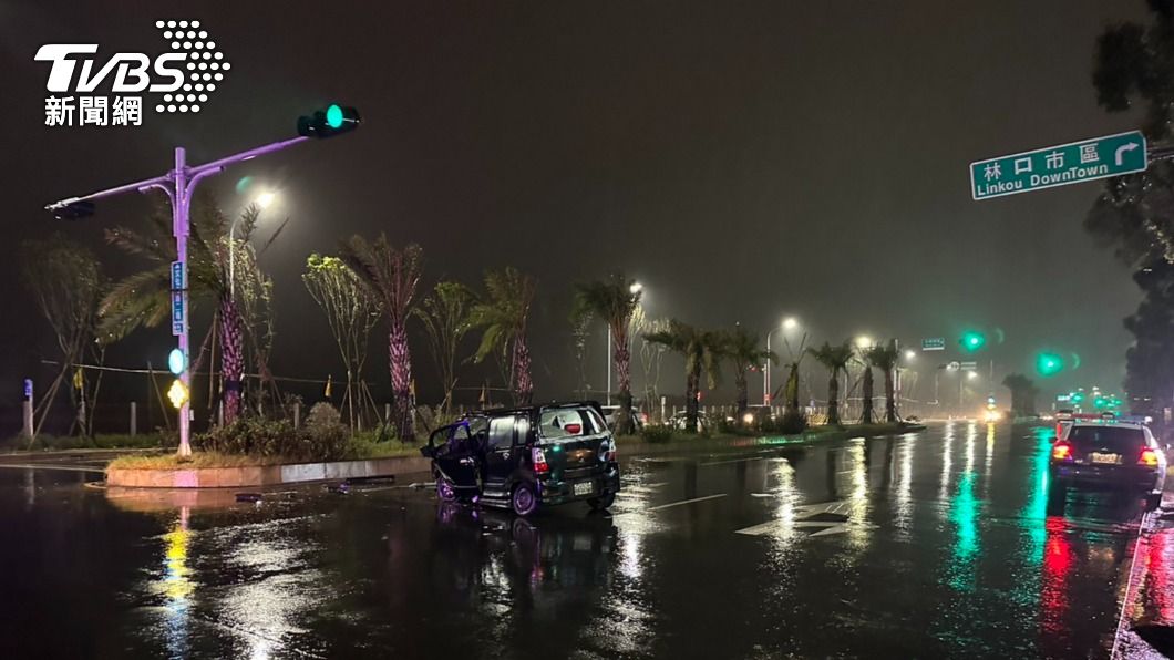 林口死亡事故！小轎車失控自撞分隔島　駕駛搶救無效身亡