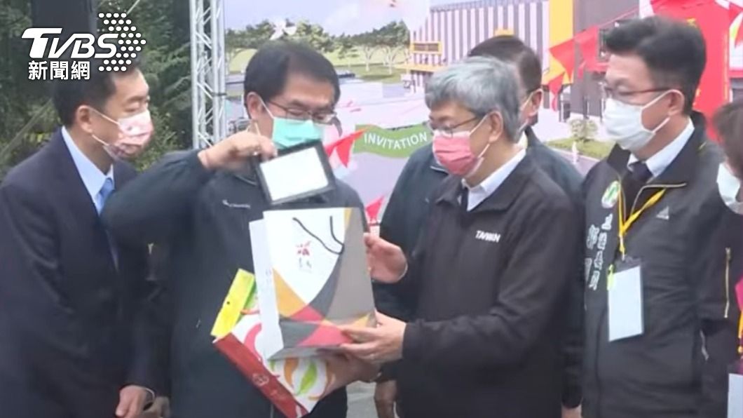 陳建仁到台南出席活動,台南市長黃偉哲也送上台南土特產。(圖/TVBS)