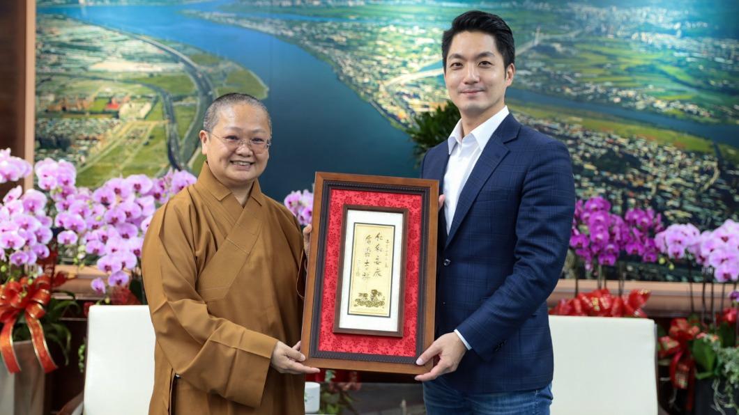 佛光山台北道場住持滿謙法師今年1/6致贈臺北市長蔣萬安星雲大師新春墨寶。(圖/臺北市政府提供)