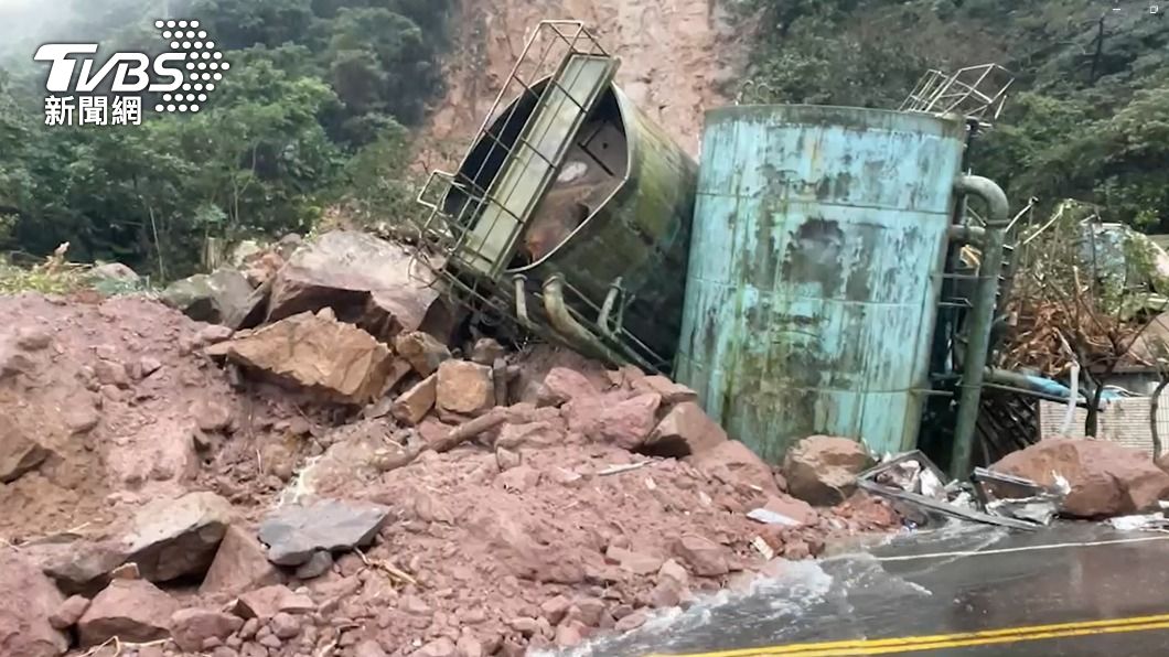 坍方路段期望今日下午6點前將土石清運完畢。(圖/TVBS)