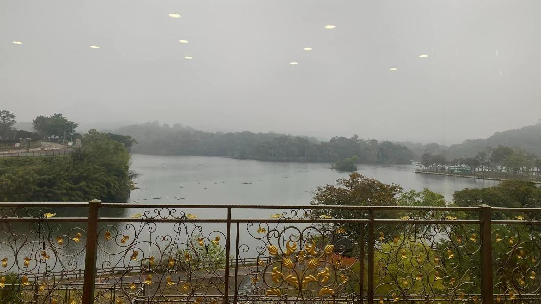 白冰冰家的陽台可看到湖景。(圖/翻攝自郁方臉書)