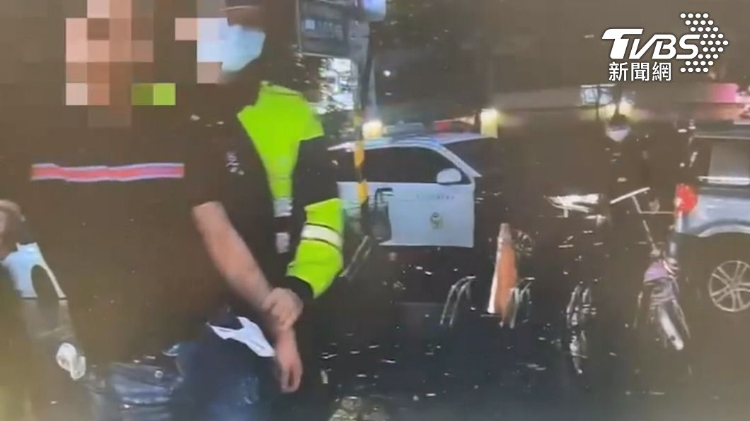 酒醉男子持槍被警方逮捕。(圖/TVBS)
