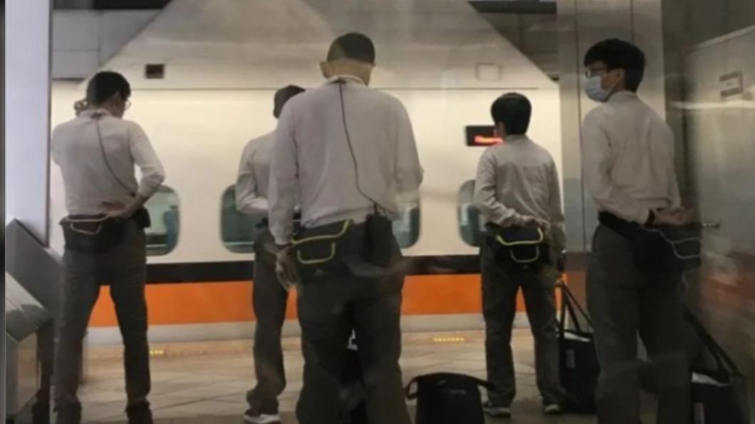 高鐵服務人員站姿一致，將手背在後面。（圖／翻攝自Dcard）