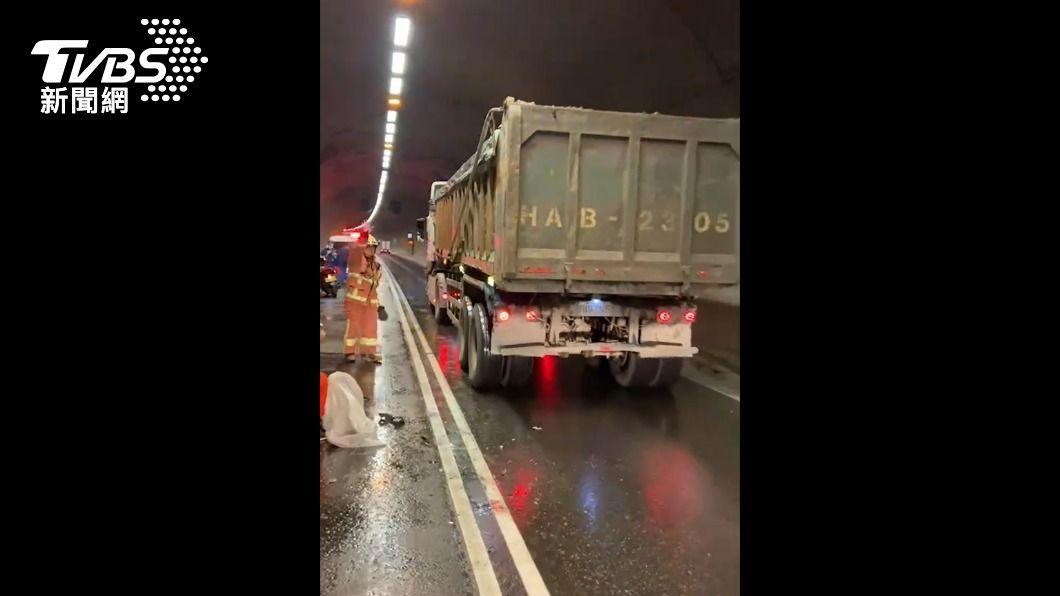 遭波及的砂石車。(圖/TVBS)