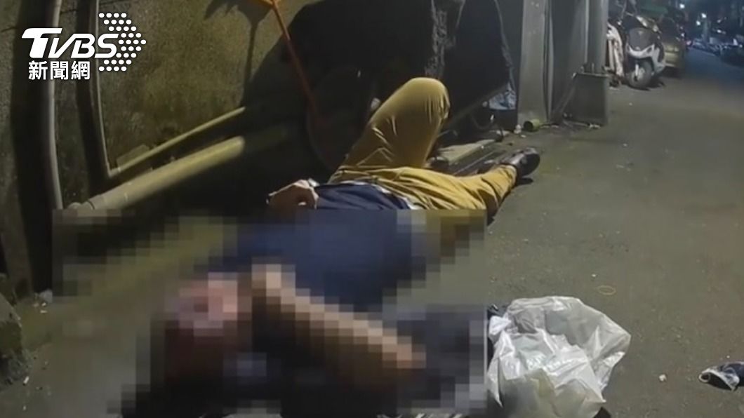 健身狂人？壯男大街做伏地挺身　巡邏警關心意外查到毒