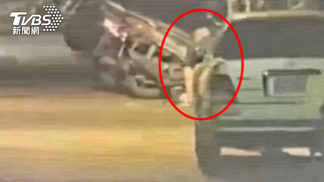 巡邏員警發現男子在大街上運動,上前關心。(圖/TVBS)