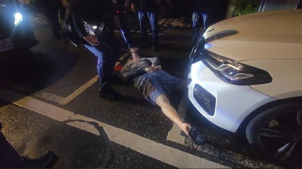 車門夾警還嗆聲 車主遭警壓制逮捕