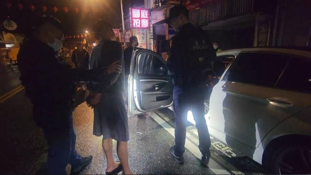 羅姓男子車內搜出手指虎及開山刀，則依槍砲彈藥刀械管制條例及社秩法移請鑑定裁處。(圖/TVBS)