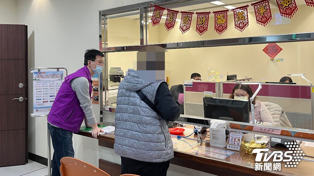 赴香港訪友!獲贈臘腸當伴手禮 女搭機返台慘罰20萬