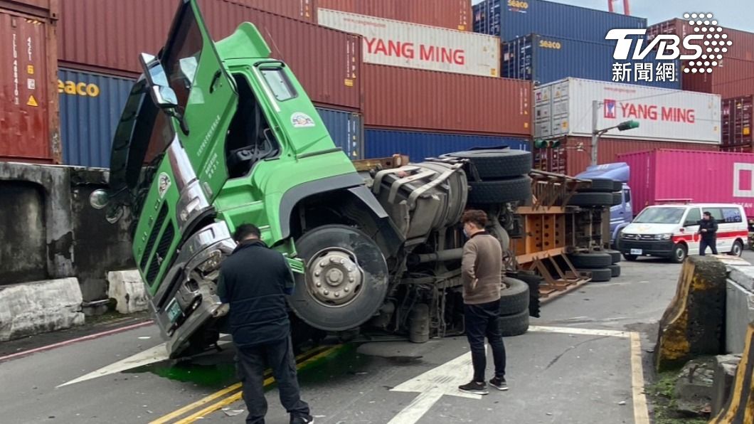 貨櫃車撞橋墩 整輛車GG了
