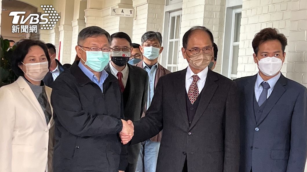 燈會同框被藍綠邊緣化晾一旁? 柯文哲:大家看燈又不是看我