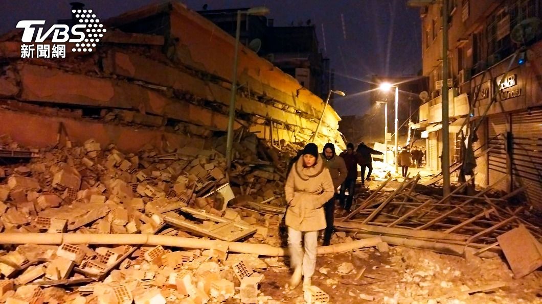 當地民宅嚴重坍塌。(圖/達志影像美聯社)