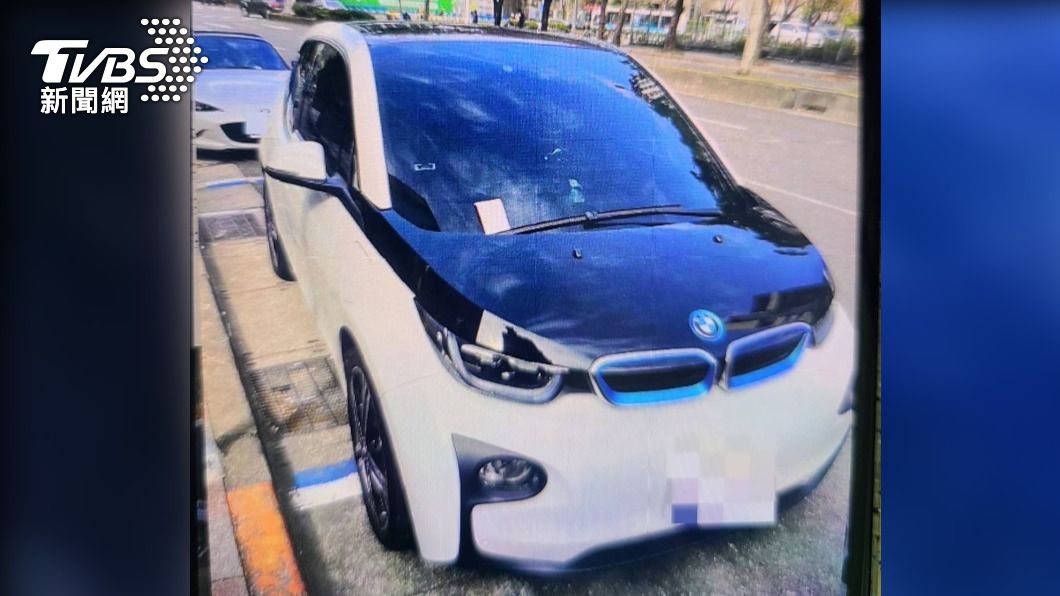 林志穎將車違停在貨車裝卸專用格，巡邏員警見狀開罰。（圖／TVBS）