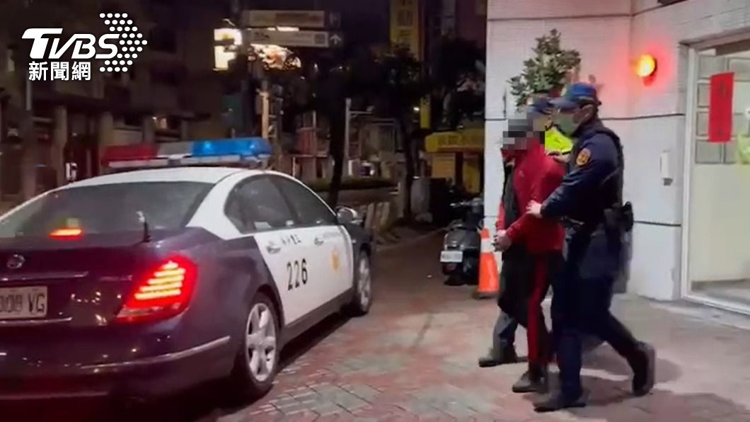 警方將持刀行兇的張男移送法辦。(圖/TVBS)