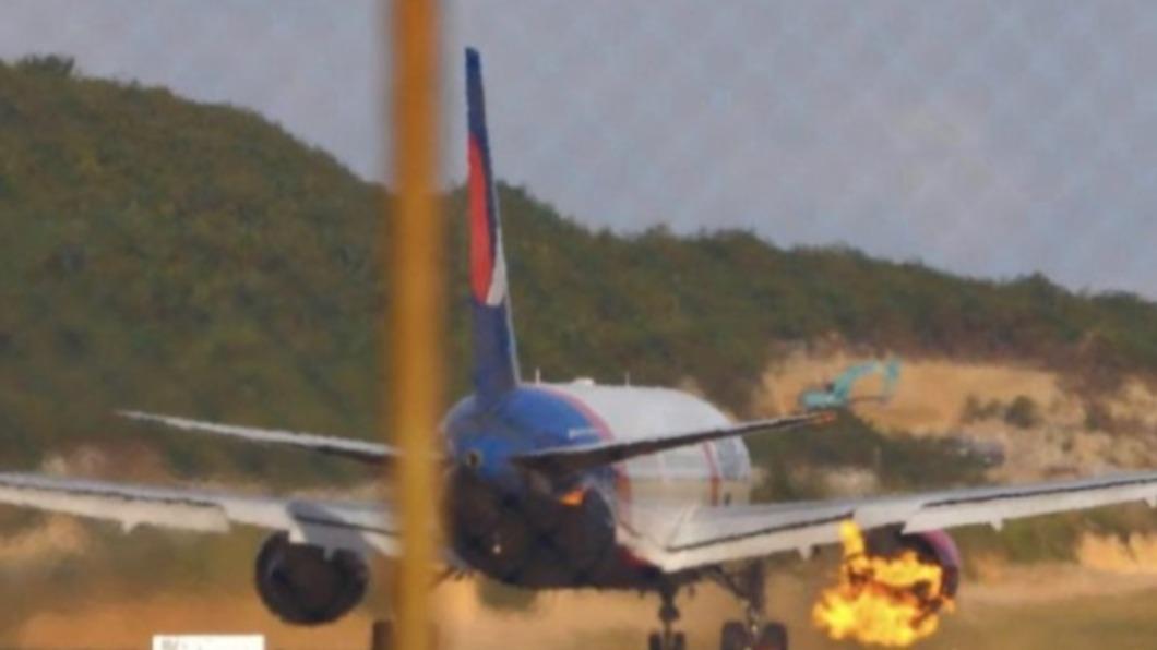 緊急中止起飛！客機滑行「引擎秒炸裂」　爆胎冒火畫面曝