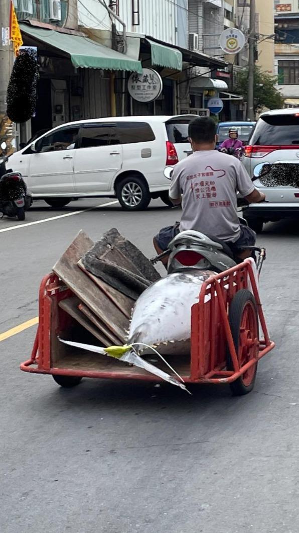 網友看到紛紛直呼「別撞到百萬名車」。（圖／翻攝自路上觀察學院）