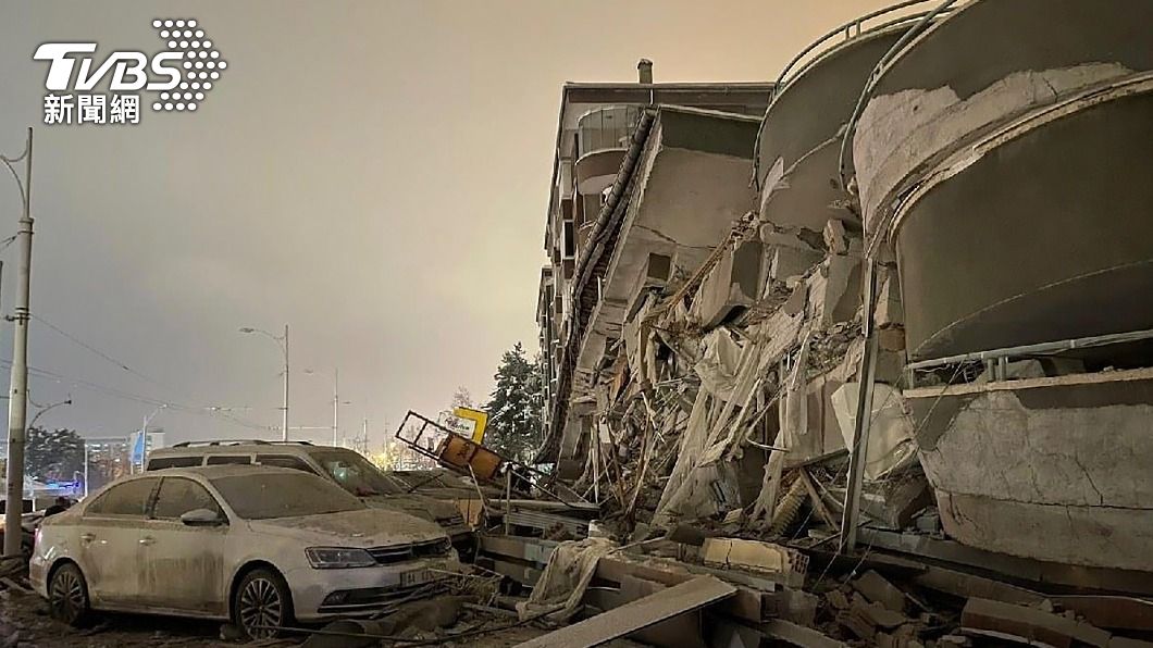 因地震而倒塌的建築及受損的車輛。(圖/達志影像美聯社)