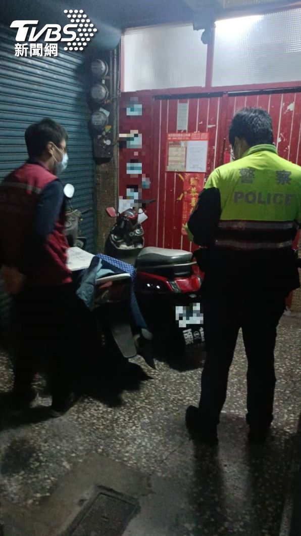 轄區員警與動保人員到場。(圖/新北市動保處)