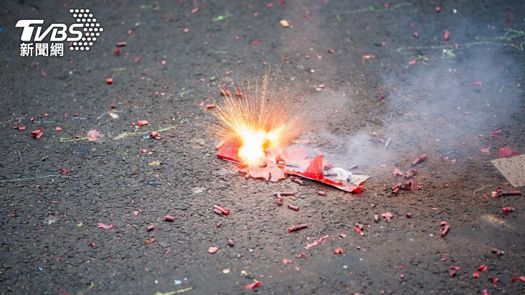 放鞭炮小心炸到好兄弟。(示意圖/shutterstock達志影像)