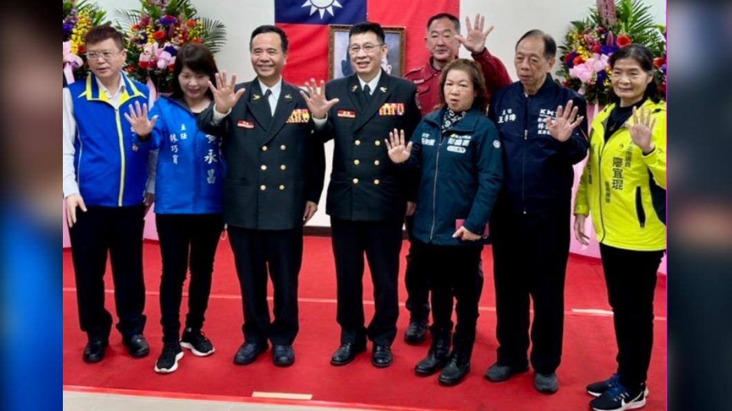 新任第五大隊長鍾世銘(左起4)。(圖/TVBS)