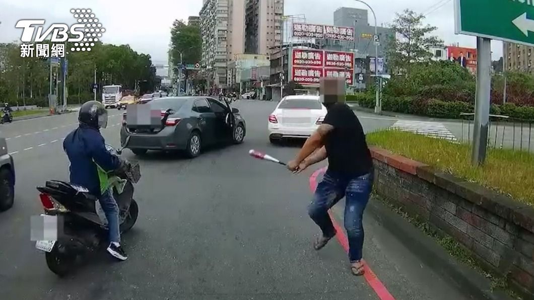 三峽行車糾紛惡煞持棍棒狂砸車　犯嫌到案罵「貨車白目」