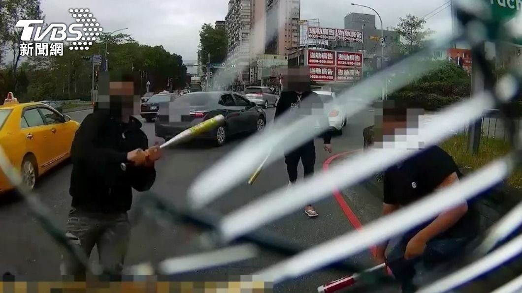 三名惡煞砸車。（圖／TVBS）