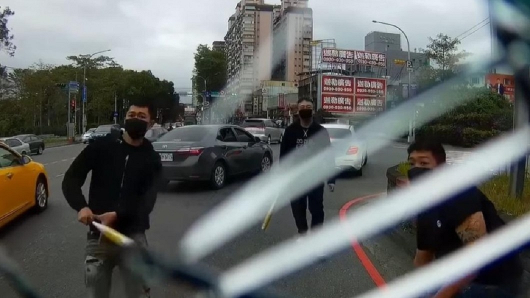 國道「棒球隊」砸車片登國外論壇冠軍 網酸:台灣之光?