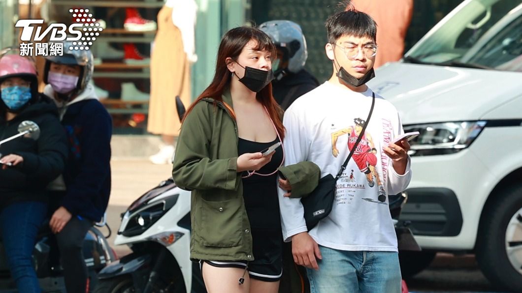 大部分民眾已經習慣出門戴口罩，不過也有不少人會拿下口罩透透氣。（圖／TVBS資料畫面）