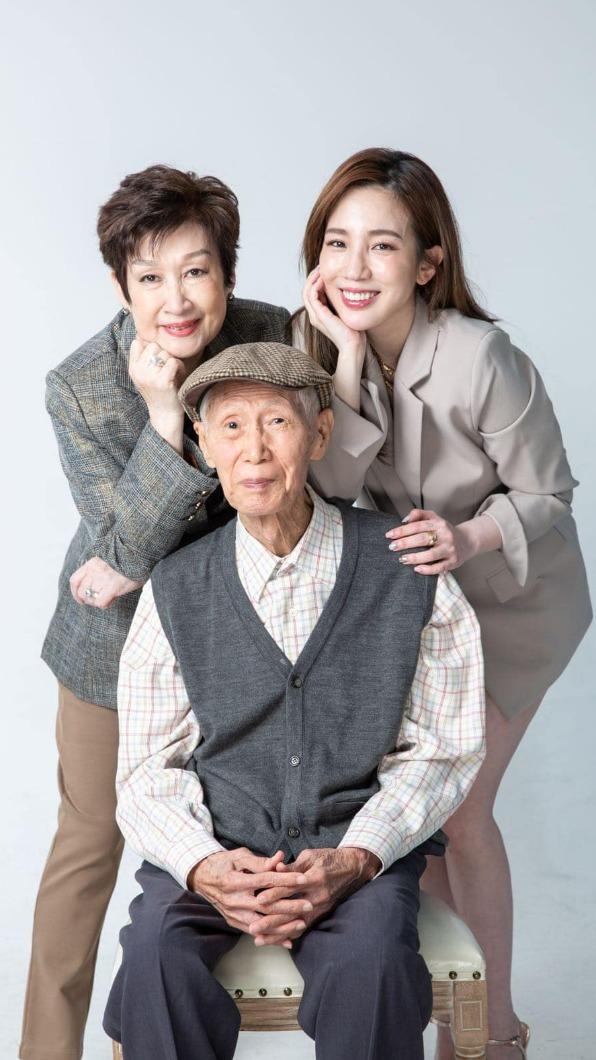 愛雅的父母都到天堂當天使了。(圖/翻攝自愛雅臉書)