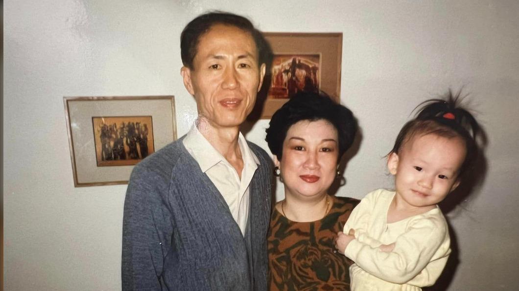 愛雅貼出與爸媽的合照。(圖/翻攝自愛雅臉書)