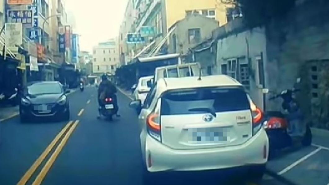 駕駛疑似是認為自己過不去,想靠邊讓後車過卻被狂按喇叭。(圖/翻攝自爆廢公社公開版)