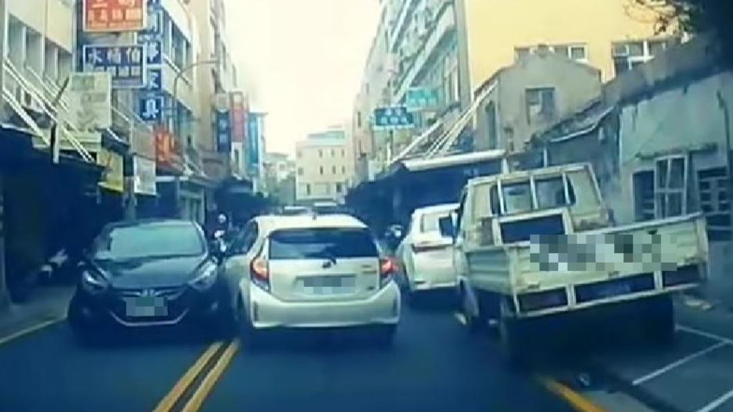 iRent左右後照鏡都撞毀。(圖/翻攝自爆廢公社公開版)