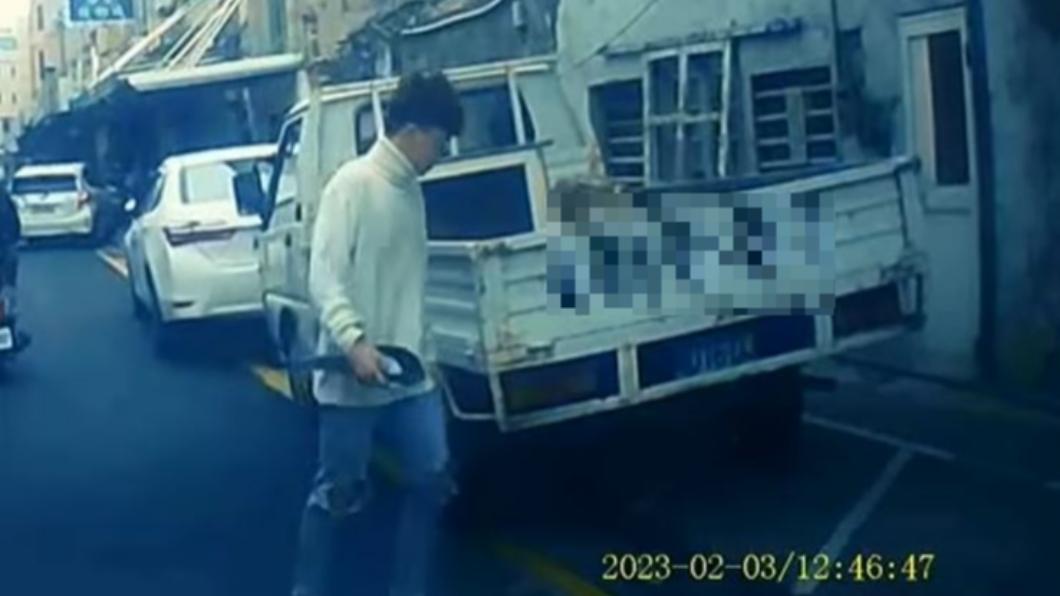 iRent駕駛下車將斷裂的後照鏡撿起。(圖/翻攝自爆廢公社公開版)