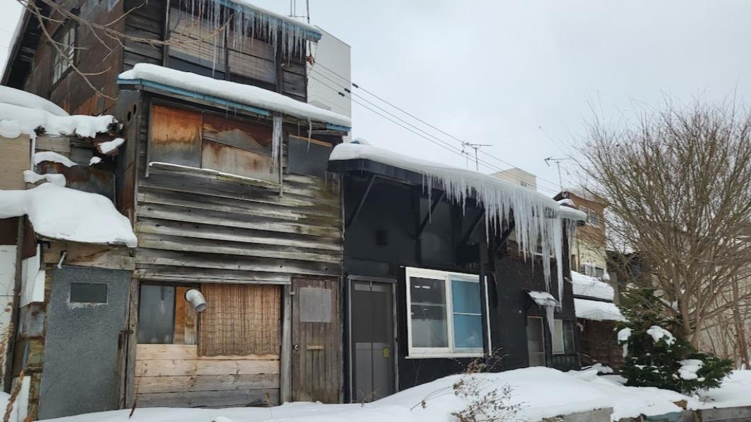 雪中的路邊小屋也很有戲。( 圖 / TVBS )