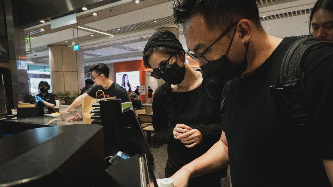 安溥(中)在新加坡享受片刻休閒時光,返台後又立刻投入高雄演出排練。(圖/聯成娛樂提供)